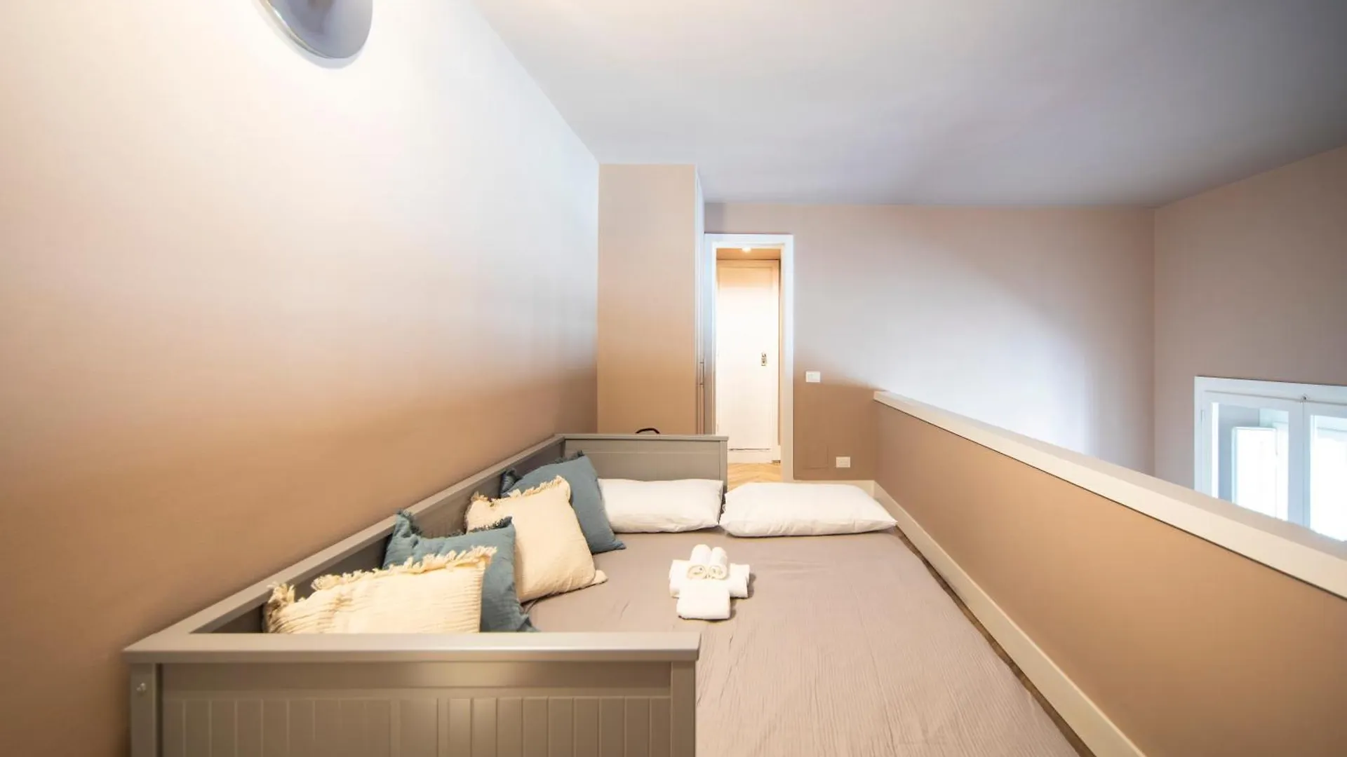 Stylish Apartment On The Lungarno In Florence