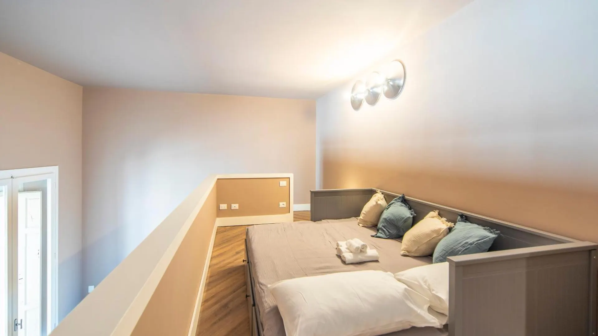Stylish Apartment On The Lungarno In Florence Italy