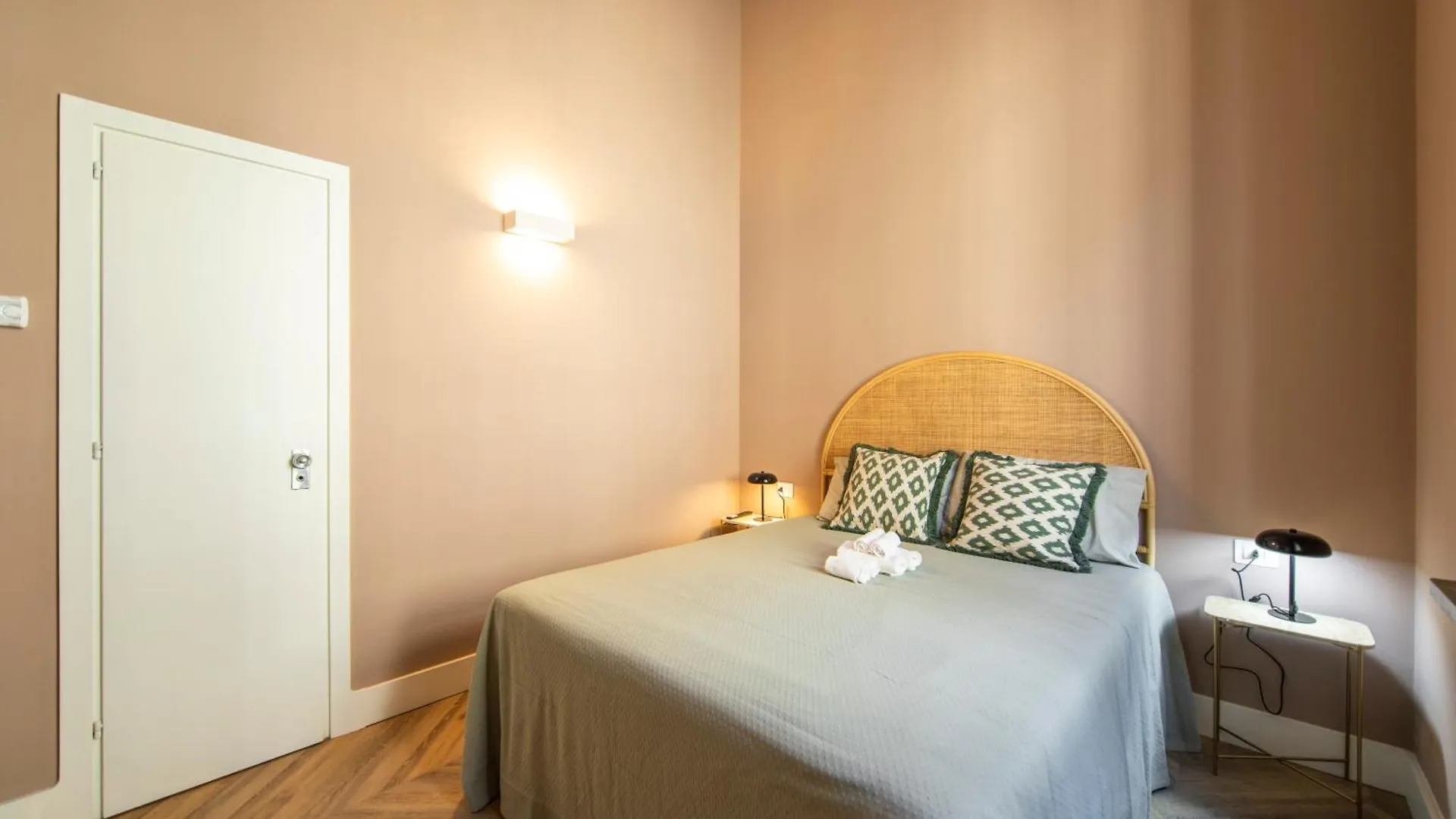 Stylish Apartment On The Lungarno In Florence